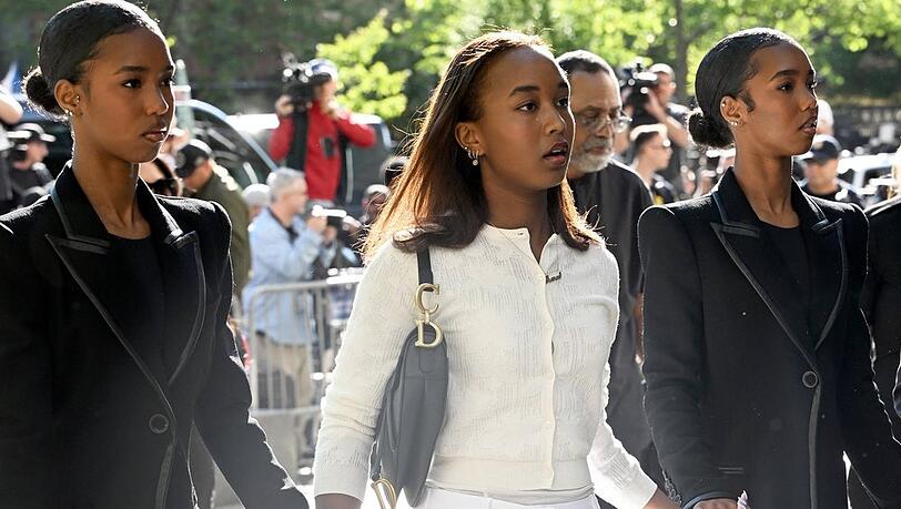 Sean Combs' Töchter D'Lila, Chance und Jessie Combs kamen Hand in Hand zum Gericht in Manhattan. Die detallierten Aussagen konnten sie dann aber kaum ertragen.