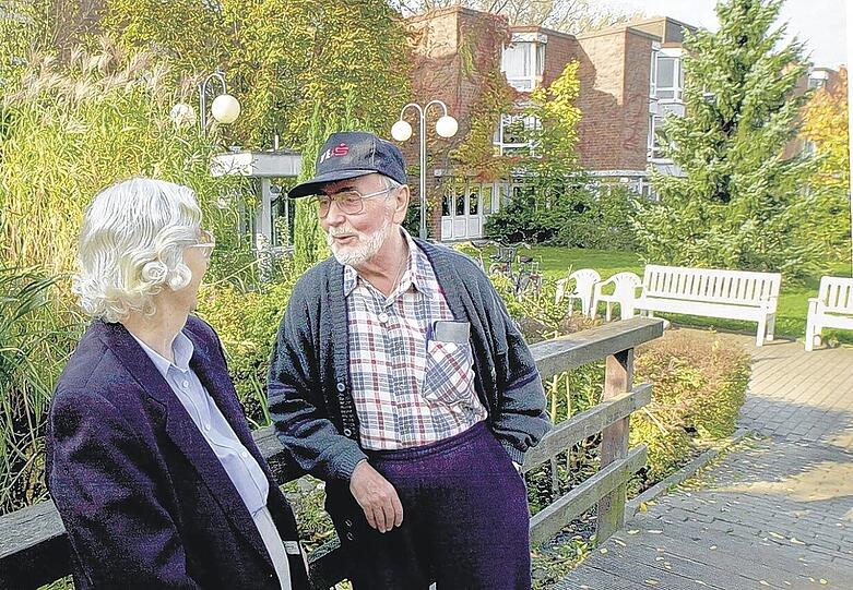 Senioren beim Plausch: Die Einkünfte von Rentnern werden seit 2005 höher besteuert. Viele haben aber keine Steuererklärung abgeben. Das fällt spätetstens beim Datenabgleich der Finanzverwaltung mit den Rentenversicherungsträgern im Herbst auf.