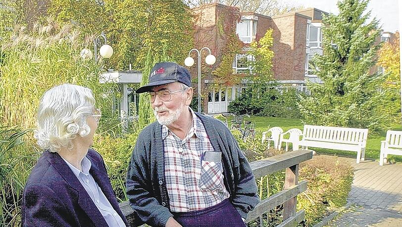 Senioren beim Plausch: Die Einkünfte von Rentnern werden seit 2005 höher besteuert. Viele haben aber keine Steuererklärung abgeben. Das fällt spätetstens beim Datenabgleich der Finanzverwaltung mit den Rentenversicherungsträgern im Herbst auf. Senioren beim Plausch: Die Einkünfte von Rentnern werden seit 2005 höher besteuert. Viele haben aber keine Steuererklärung abgeben. Das fällt spätetstens beim Datenabgleich der Finanzverwaltung mit den Rentenversicherungsträgern im Herbst auf.