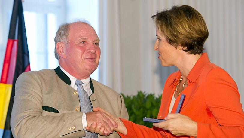 Sozialministerin Christine Haderthauer überreicht Uli Hoeneß die bayerische Staatmedaille für soziale Verdienste