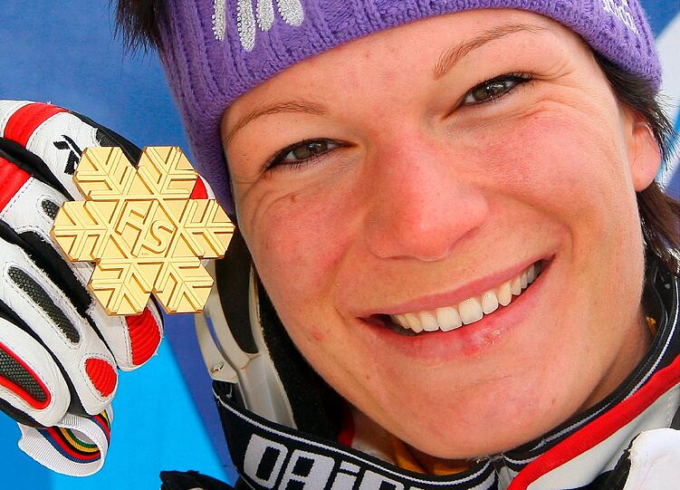 14.02.2009 Höfl-Riesch gewinnt mit Gold im Slalom bei der WM in Val d'Isere ihre erste Medaille bei einem Großereignis.