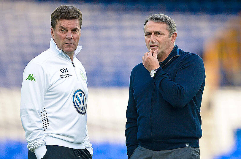 Wolfsburg braucht gegen Lille unbedingt einen Dreier. Trainer Dieter Hecking (l) und Manager Klaus Allofs zeigen sich nachdenklich.