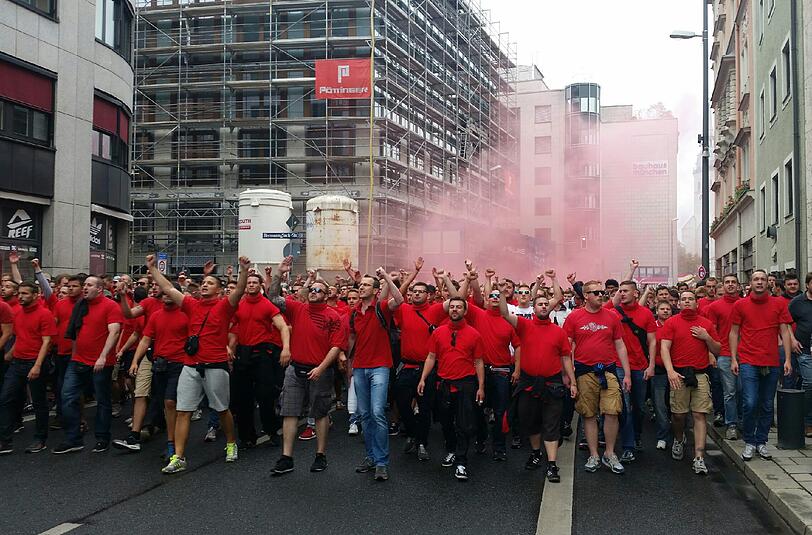 Derby-Stimmung in München: Unter Beobachtung der Polizei versammelten sich die Bayernfans am Vormittag im Tal. Vor dem Grünwalder Stadion kamen die Löwenfans dazu. Rund Tausend Polizisten sind im Einsatz.