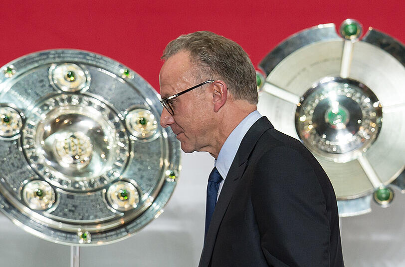 Gruppenbild mit Schalen: Karl-Heinz Rummenigge auf der Jahreshauptversammlung des FC Bayern.