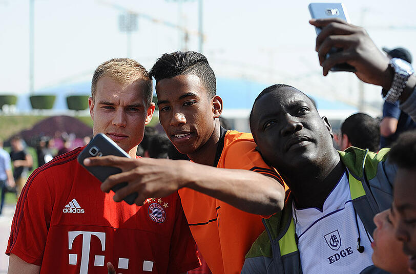 Immer recht freundlich: Bayern-Profi Holger Badstuber wird von Fans umlagert.