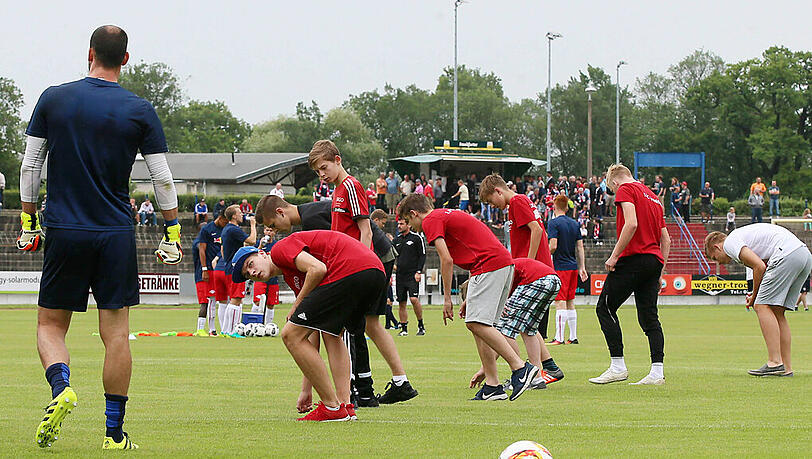 Aufräumaktion im Stadion der Freundschaft von Frankfurt/Oder: Balljungen suchen den Rasen nach Schrauben und Steinen ab. Aufräumaktion im Stadion der Freundschaft von Frankfurt/Oder: Balljungen suchen den Rasen nach Schrauben und Steinen ab.