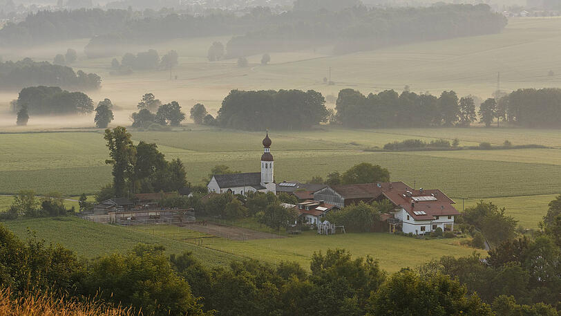 Bad Endorf mit der Kirche St. Jakobus neben dem Friedhof.