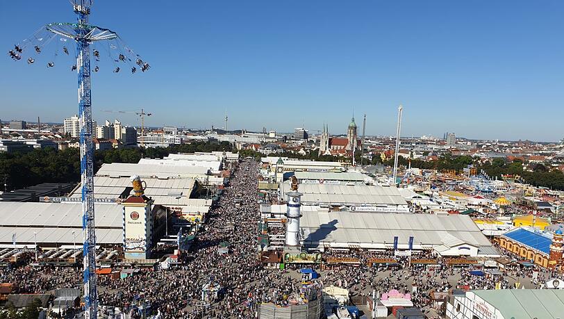 Die Wiesn von oben - im strahlenden Sonnenschein. Die Wiesn von oben - im strahlenden Sonnenschein.