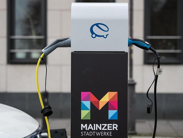 Zwei E-Fahrzeuge werden an einer Ladestation der Mainzer Stadtwerke aufgeladen.