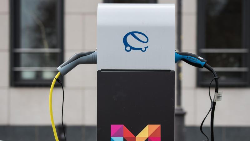 Zwei E-Fahrzeuge werden an einer Ladestation der Mainzer Stadtwerke aufgeladen. Zwei E-Fahrzeuge werden an einer Ladestation der Mainzer Stadtwerke aufgeladen.