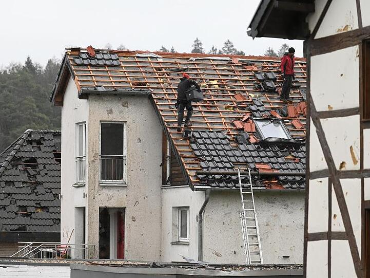 In der Eifel-Gemeinde Roetgen blieb kaum ein Dach vom Tornado verschont.