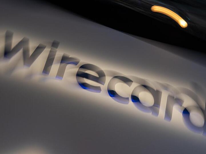 Ein Schild mit der Aufschrift "wirecard". Foto: Peter Kneffel/dpa/Archivbild