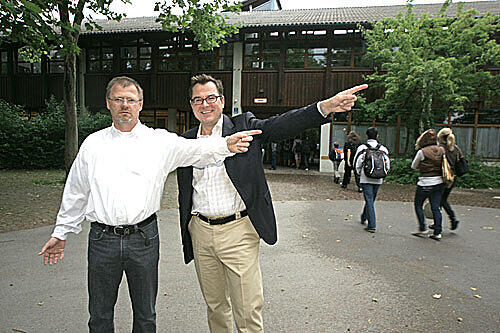 Der ratlose Vater Wolfgang Mirkewitsch (l.) und CSU-Fraktionschef Josef Schmid vor der Realschule in Untermenzing.