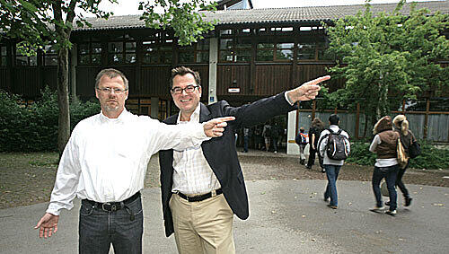 Der ratlose Vater Wolfgang Mirkewitsch (l.) und CSU-Fraktionschef Josef Schmid vor der Realschule in Untermenzing. Der ratlose Vater Wolfgang Mirkewitsch (l.) und CSU-Fraktionschef Josef Schmid vor der Realschule in Untermenzing.
