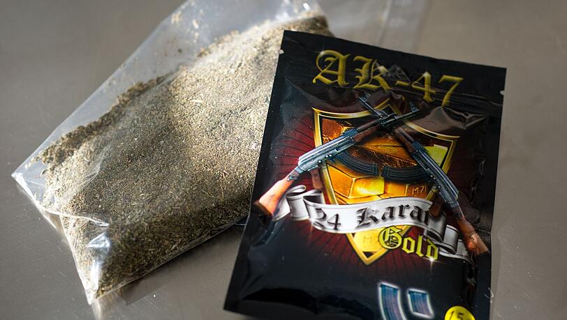 Leicht zu bekommen, billig - und in der Wirkung oft unkalkulierbar: Designerdrogen. (Illustration)