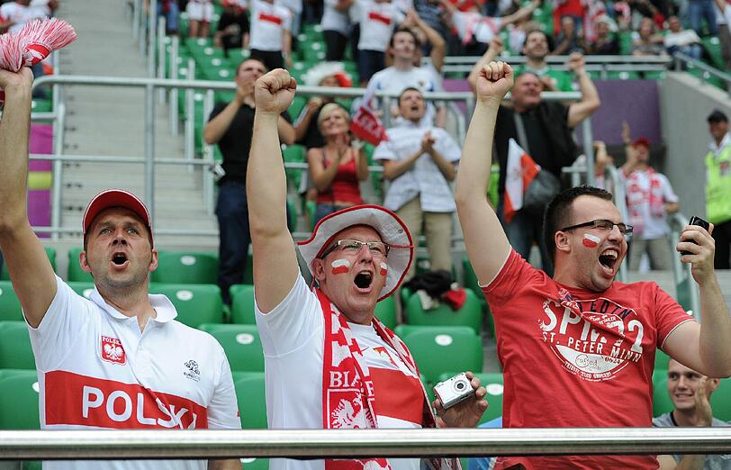 Mehr als nur Trikots: Für manche Fans gehts nur mit Verkleidung und Schminke ins Stadion! Hier gibts die Bilder.
