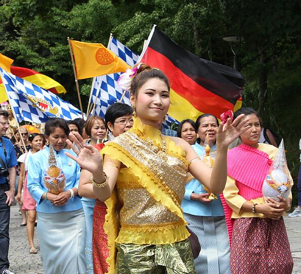 Bayerische Fahnen und buddhistische Mönche: Das Khao Pansa-Fest brachte asiatisches Flair in den Westpark.