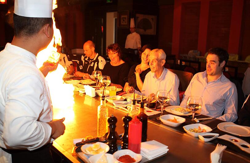 Show-Cooking: Die Löwen essen beim Japaner im Mannschaftshotel mit Fans zu Mittag.