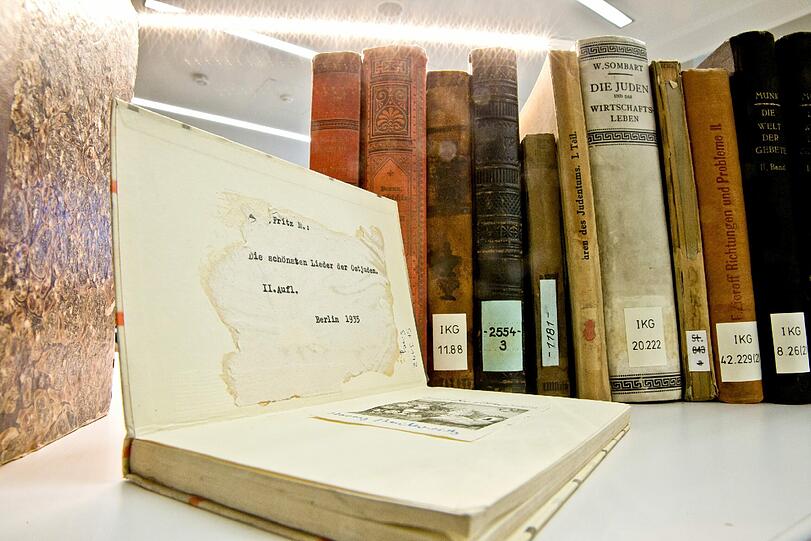 Rund 9000 Bücher haben US-Soldaten 1945 in Nürnberg sichergestellt: Nationalsozialisten hatten sie gestohlen, meist von Juden und Freimaurern. Rund 1400 ehemalige Besitzer konnten inzwischen ausfindig gemacht werden &ndash; die Spuren gehen weit über Franken hinaus.