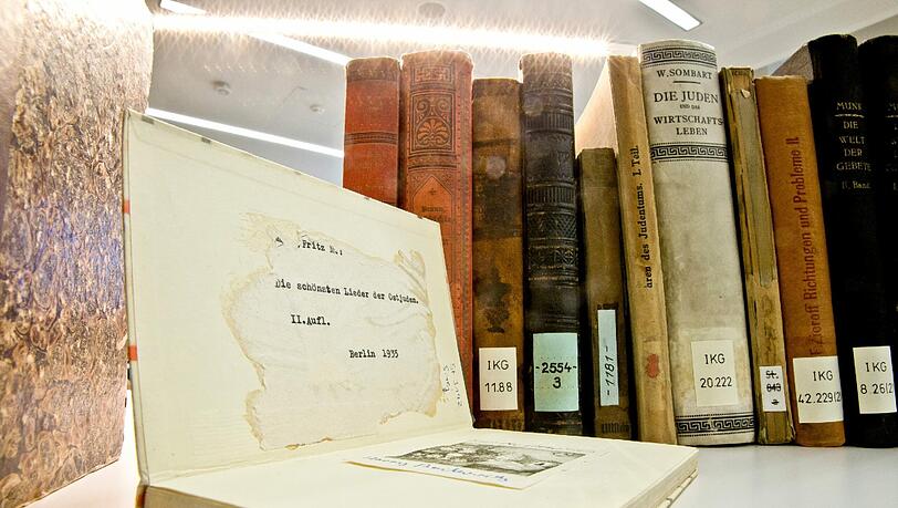 Rund 9000 Bücher haben US-Soldaten 1945 in Nürnberg sichergestellt: Nationalsozialisten hatten sie gestohlen, meist von Juden und Freimaurern. Rund 1400 ehemalige Besitzer konnten inzwischen ausfindig gemacht werden – die Spuren gehen weit über Franken hinaus. Rund 9000 Bücher haben US-Soldaten 1945 in Nürnberg sichergestellt: Nationalsozialisten hatten sie gestohlen, meist von Juden und Freimaurern. Rund 1400 ehemalige Besitzer konnten inzwischen ausfindig gemacht werden – die Spuren gehen weit über Franken hinaus.