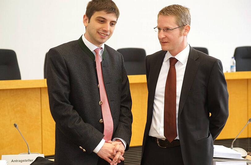 Klagen gegen Rundfunk-Beitrag: Ermano Geuer (l.) und Rossmann-Anwalt Holger Jacobj im Justizpalast.