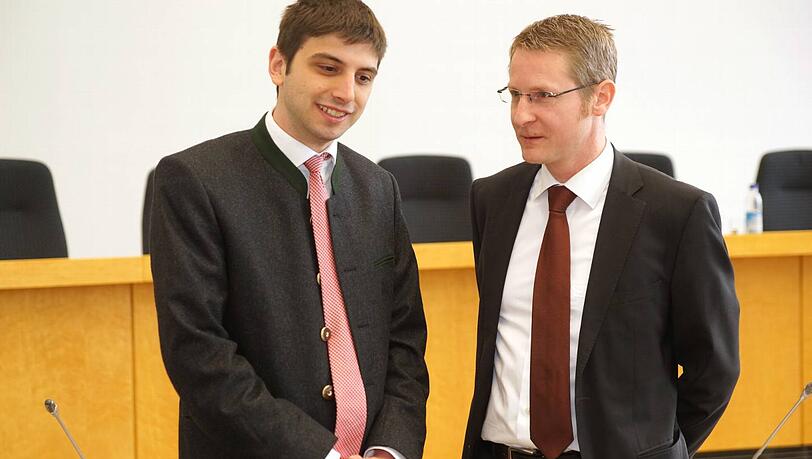 Klagen gegen Rundfunk-Beitrag: Ermano Geuer (l.) und Rossmann-Anwalt Holger Jacobj im Justizpalast. Klagen gegen Rundfunk-Beitrag: Ermano Geuer (l.) und Rossmann-Anwalt Holger Jacobj im Justizpalast.