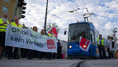 Vier Tramlinien fahren eingeschränkt, der Rest fällt aus: Von 4 Uhr früh bis 10 Uhr am Mittwochvormittag legt ein großer Teil des Tram-Personals der MVG die Arbeit nieder, um für einen höheren Lohntarif zu kämpfen. Vier Tramlinien fahren eingeschränkt, der Rest fällt aus: Von 4 Uhr früh bis 10 Uhr am Mittwochvormittag legt ein großer Teil des Tram-Personals der MVG die Arbeit nieder, um für einen höheren Lohntarif zu kämpfen.
