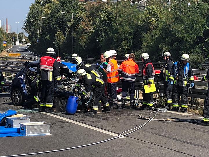 Der Pkw wurde komplett zerstört, sowohl die Fahrerin als auch der Fahrer erlitten schwere Verletzungen. Auch viele Insassen im Bus wurden verletzt. Die Bilder vom Unfallort auf der A73 bei Nürnberg.