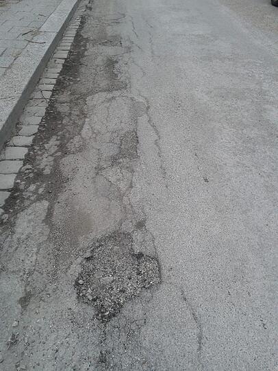 Dieses Foto hat der AZ-Leserreporter in Neuhausen aufgenommen. Es zeigt: Auch hier sind die Straßen teilweise stark beschädigt.