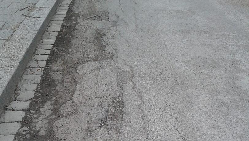 Dieses Foto hat der AZ-Leserreporter in Neuhausen aufgenommen. Es zeigt: Auch hier sind die Straßen teilweise stark beschädigt. Dieses Foto hat der AZ-Leserreporter in Neuhausen aufgenommen. Es zeigt: Auch hier sind die Straßen teilweise stark beschädigt.