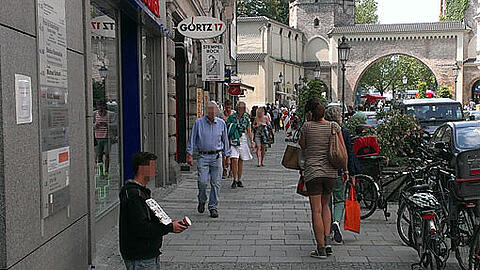 Bettler-Mafia in der Sendlinger Straße: Der erste Mann wartet gleich 100 Meter nach dem Sendlinger Tor.
