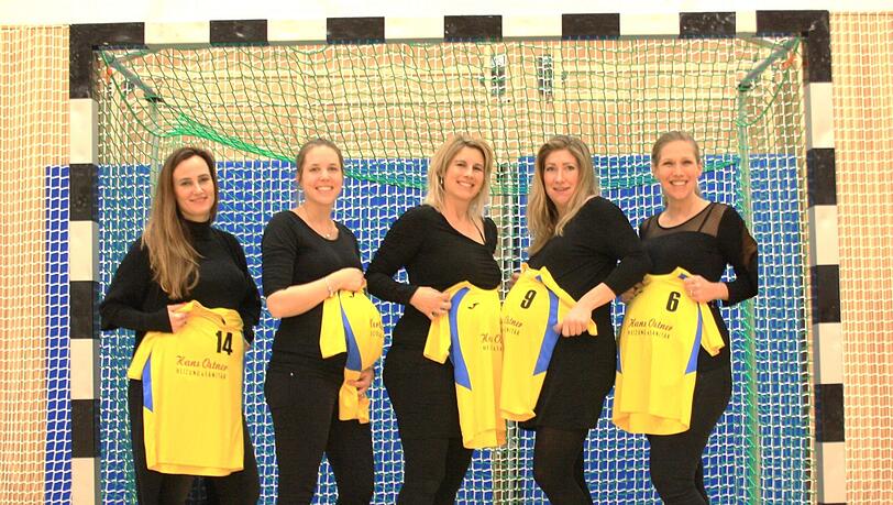 Baby Boom beim MTSV Schwabing. Gleich sechs Spielerinnen der 1. und eine der 2. Mannschaft wurden gleichzeitig schwanger. Baby Boom beim MTSV Schwabing. Gleich sechs Spielerinnen der 1. und eine der 2. Mannschaft wurden gleichzeitig schwanger.
