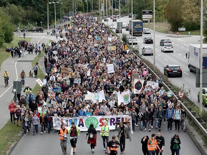 Demonstranten laufen in Kiel über die B76, eine Route, die sie vor Gericht erstritten hatten.