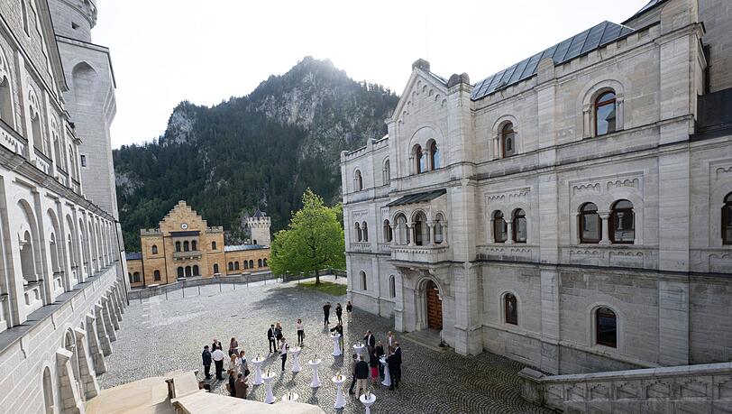 Im August finden im oberen Schlosshof von Schloss Neuschwanstein Konzerte unter freiem Himmel statt.