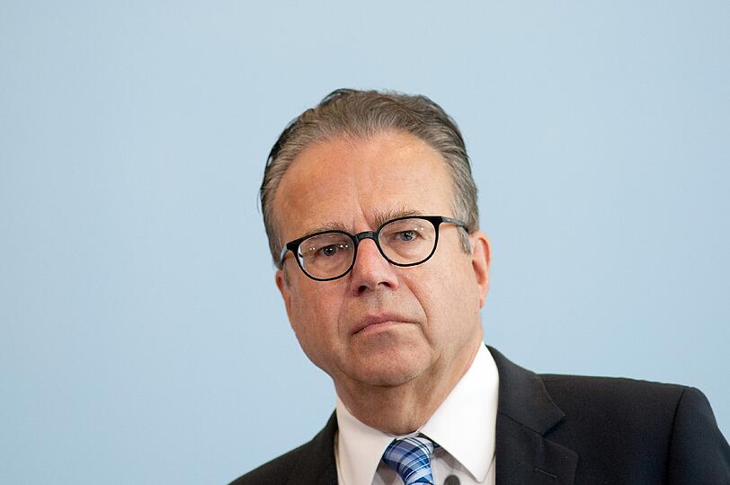Der Leiter des Bundesamtes für Migration und Flüchtlinge, Frank-Jürgen Weise, weist die Kritik an seiner Behörde zurück. Schichtarbeit in der gesamten Behörde wäre nicht möglich.