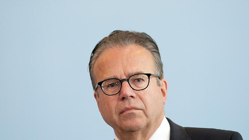 Der Leiter des Bundesamtes für Migration und Flüchtlinge, Frank-Jürgen Weise, weist die Kritik an seiner Behörde zurück. Schichtarbeit in der gesamten Behörde wäre nicht möglich. Der Leiter des Bundesamtes für Migration und Flüchtlinge, Frank-Jürgen Weise, weist die Kritik an seiner Behörde zurück. Schichtarbeit in der gesamten Behörde wäre nicht möglich.