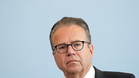 Der Leiter des Bundesamtes für Migration und Flüchtlinge, Frank-Jürgen Weise, weist die Kritik an seiner Behörde zurück. Schichtarbeit in der gesamten Behörde wäre nicht möglich.