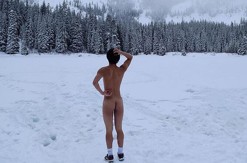 Nicht mal die Kälte kann diesen Mann von einem Nacktfoto abhalten.