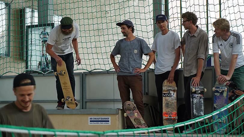In der Schalterhalle des Münchner Bahnhofs dreht sich vom 21. Juni bis 4. Juli alles rund um das Thema Skateboarding.