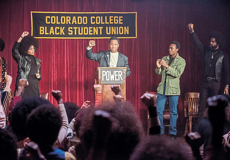 Bei einer Black-Power-Kundgebung verliebt sich Stallworth in eine Afro-Aktivistin (Laura Harrier, li.).