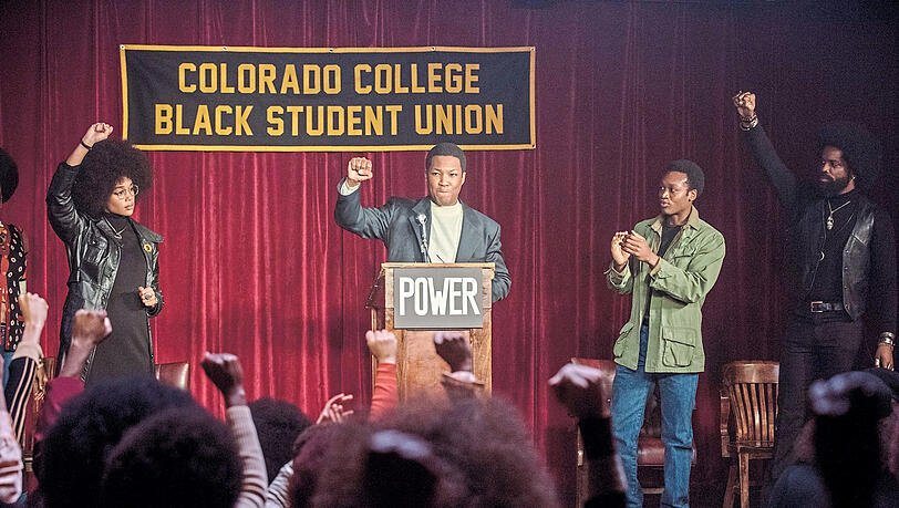 Bei einer Black-Power-Kundgebung verliebt sich Stallworth in eine Afro-Aktivistin (Laura Harrier, li.). Bei einer Black-Power-Kundgebung verliebt sich Stallworth in eine Afro-Aktivistin (Laura Harrier, li.).
