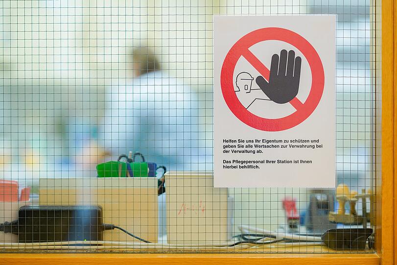 Manche Kliniken warnen explizit vor Dieben.