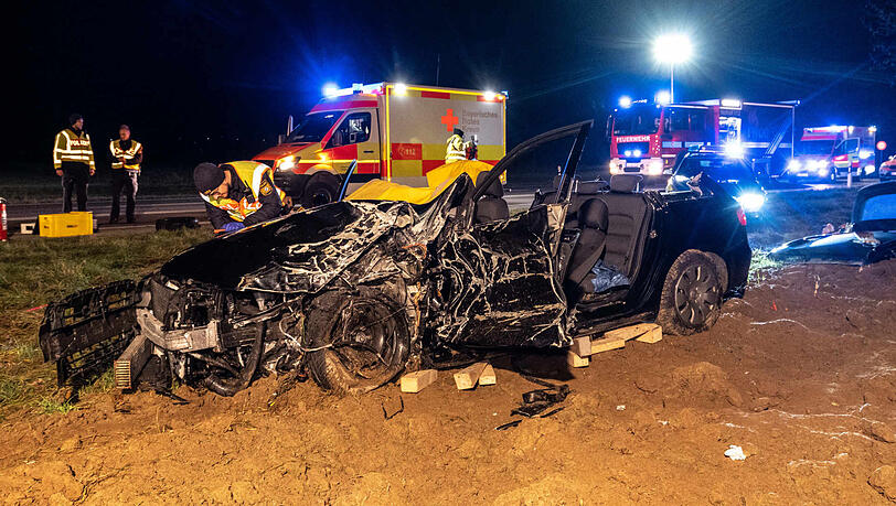 Komplett zerstört: Eines der am Unfall beteiligten Autos. Komplett zerstört: Eines der am Unfall beteiligten Autos.
