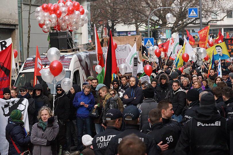 Rund 2500 Demonstranten protestieren gegen die Münchner Sicherheitskonferenz.