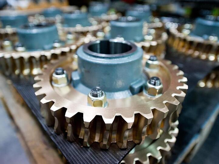 Schneckenräder, Teile eines Getriebes, liegen in der Produktionshalle eines Werkes. Foto: picture alliance / dpa/Symbolbild