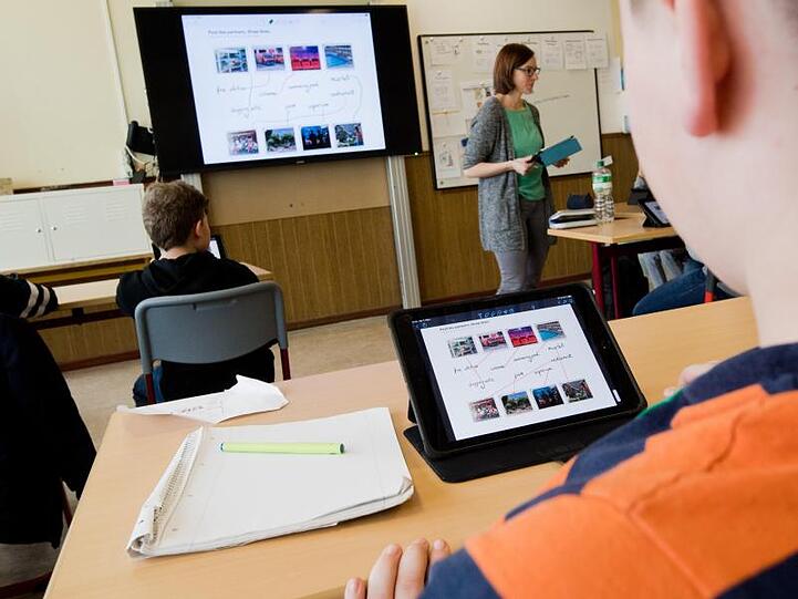 Schüler lernen mit elektronischen Geräten. Foto: Julian Stratenschulte/dpa/Symbolbild