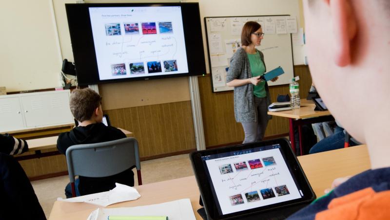 Schüler lernen mit elektronischen Geräten. Foto: Julian Stratenschulte/dpa/Symbolbild Schüler lernen mit elektronischen Geräten. Foto: Julian Stratenschulte/dpa/Symbolbild