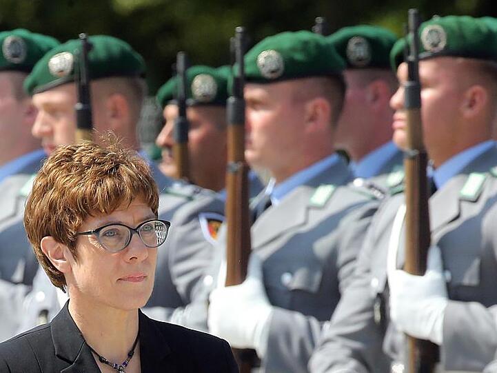 Für Verteidigungsministerin Annegret Kramp-Karrenbauer ist klar, dass Deutschland den Weg in Richtung zwei Prozent des Bruttoinlandsproduktes fürs Militär gehen muss.