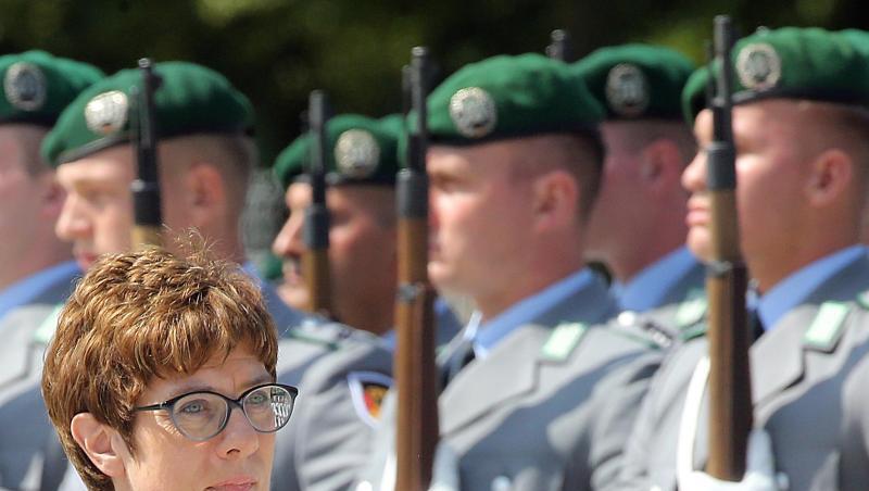 Für Verteidigungsministerin Annegret Kramp-Karrenbauer ist klar, dass Deutschland den Weg in Richtung zwei Prozent des Bruttoinlandsproduktes fürs Militär gehen muss. Für Verteidigungsministerin Annegret Kramp-Karrenbauer ist klar, dass Deutschland den Weg in Richtung zwei Prozent des Bruttoinlandsproduktes fürs Militär gehen muss.