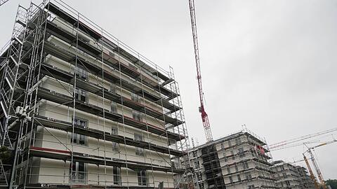 Hier an dieser Baustelle im Stadtteil Hasenbergl hat sich der Bauarbeiter schwer verletzt.